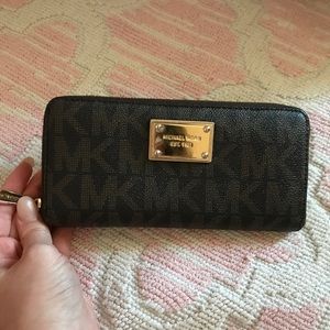 Michael Kors Leather wallet