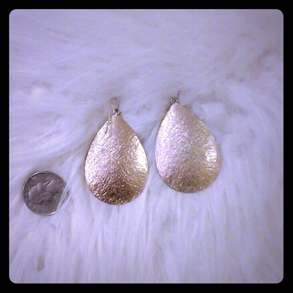 Gold teardrop earrings! Like new!