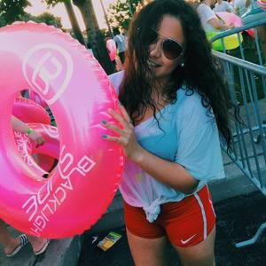 Meet your Posher, Dena