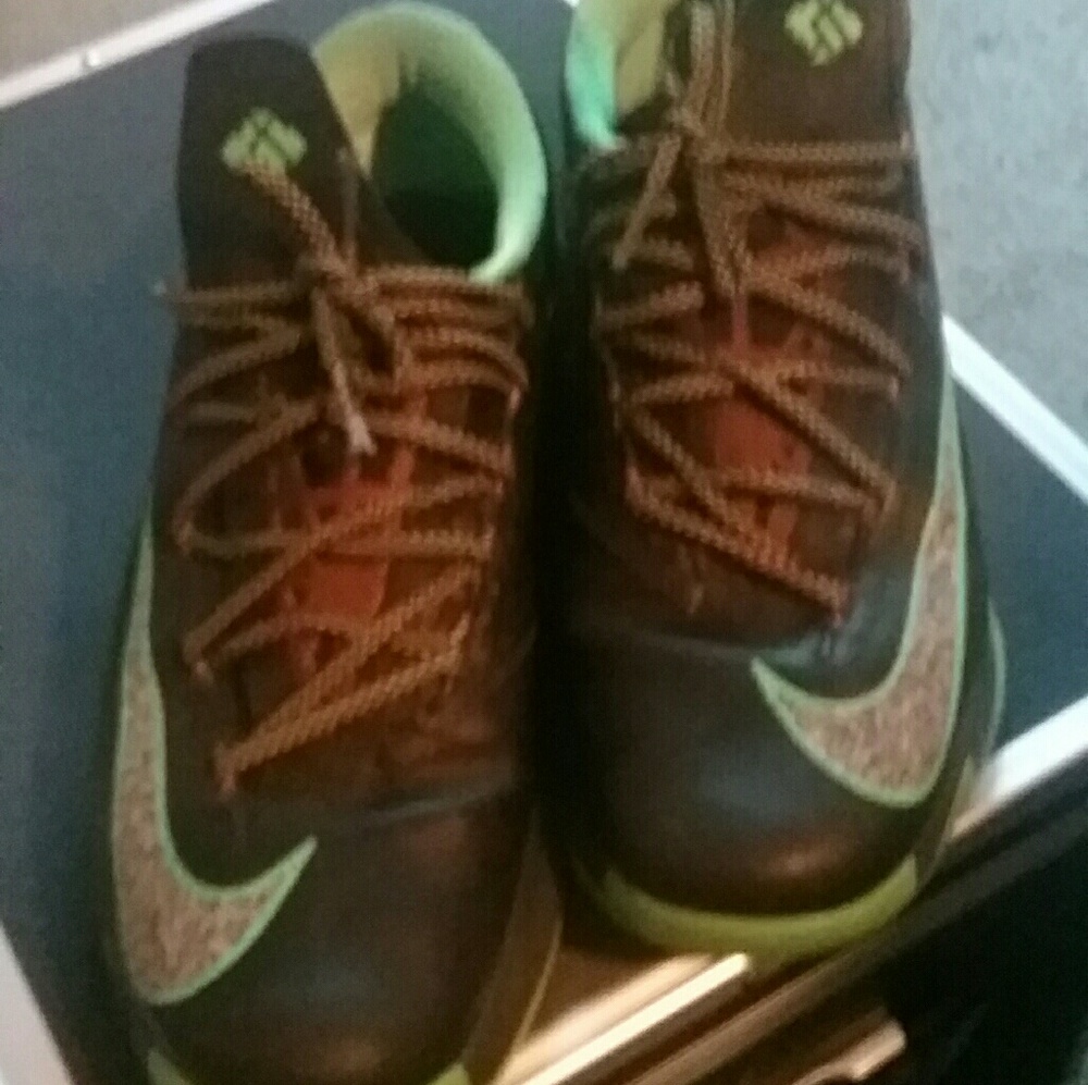 Tennis shoes