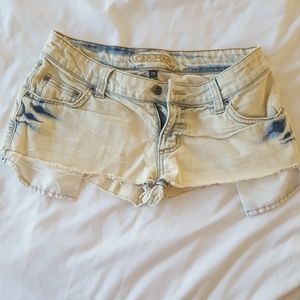 Whitewashed short shorts