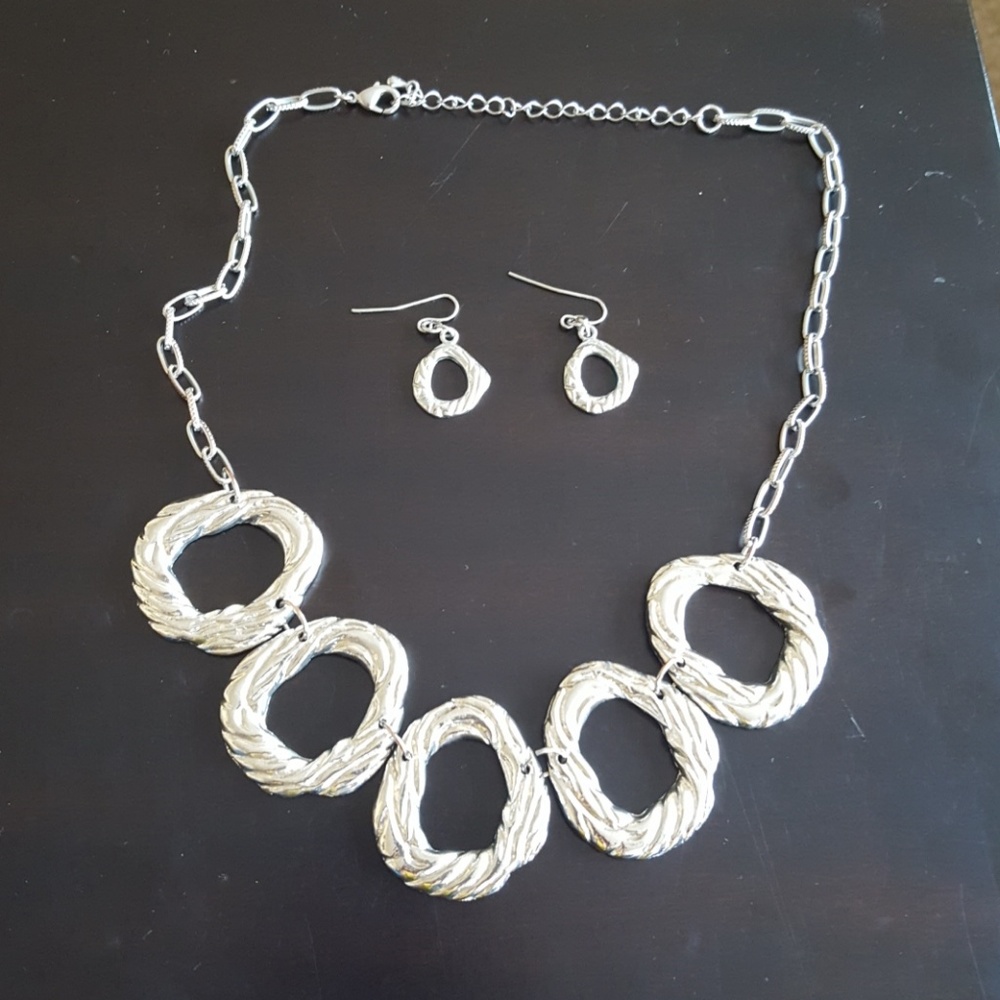 💍3 for $20👗Silver Necklace & Earrings