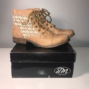 Tan lace up ankle boots with white lace!