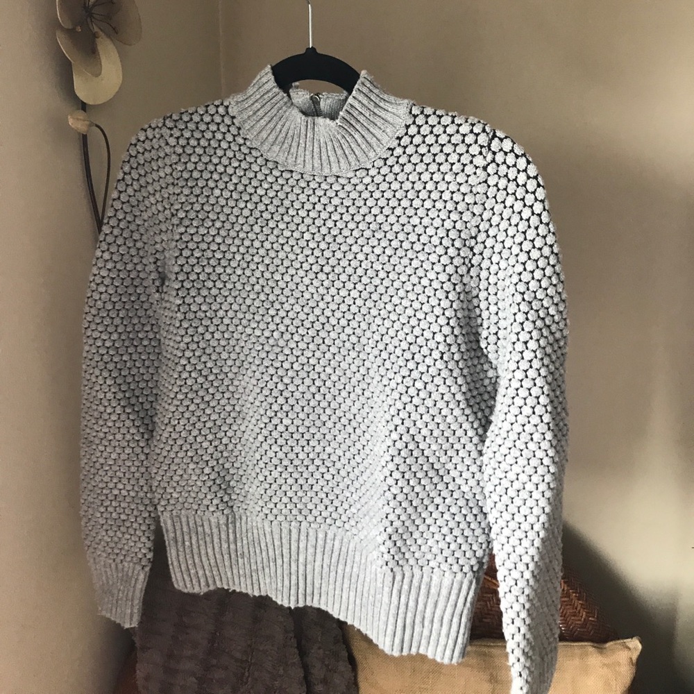 Half turtle neck zip closure sweater