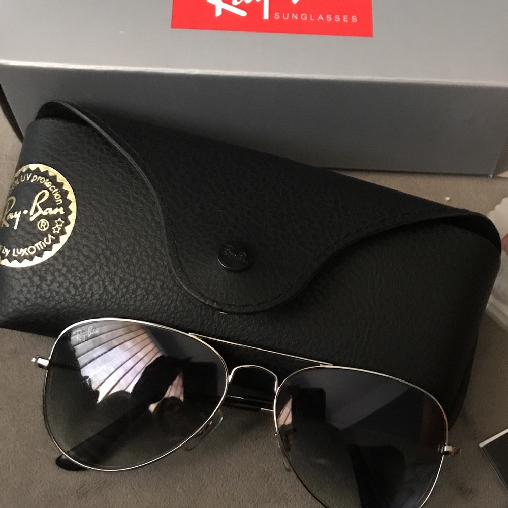 Like new ray bans worn 2 times kept in case