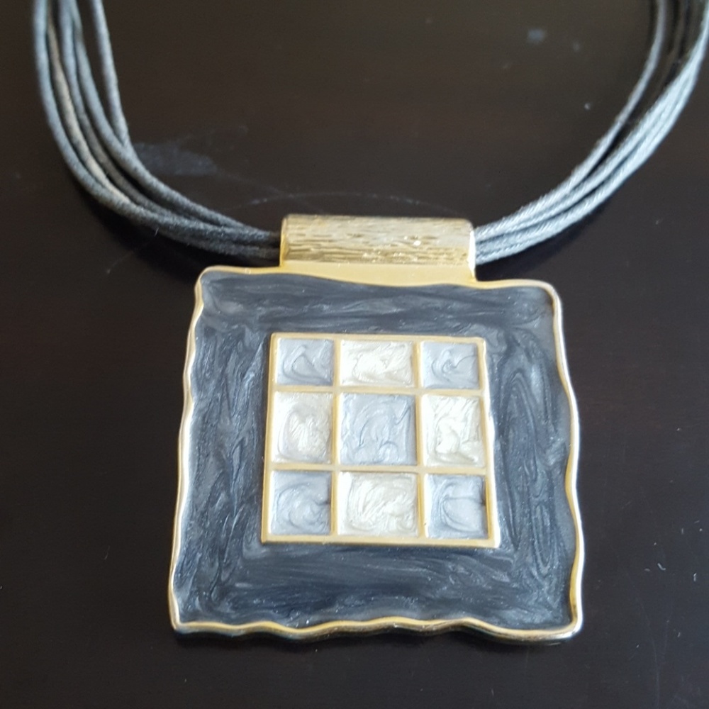 💍3 for $20👗Gray & Gold Enamel Necklace