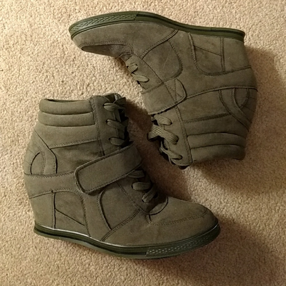 Olive Green Wedge Sneakers 😎 Size 8