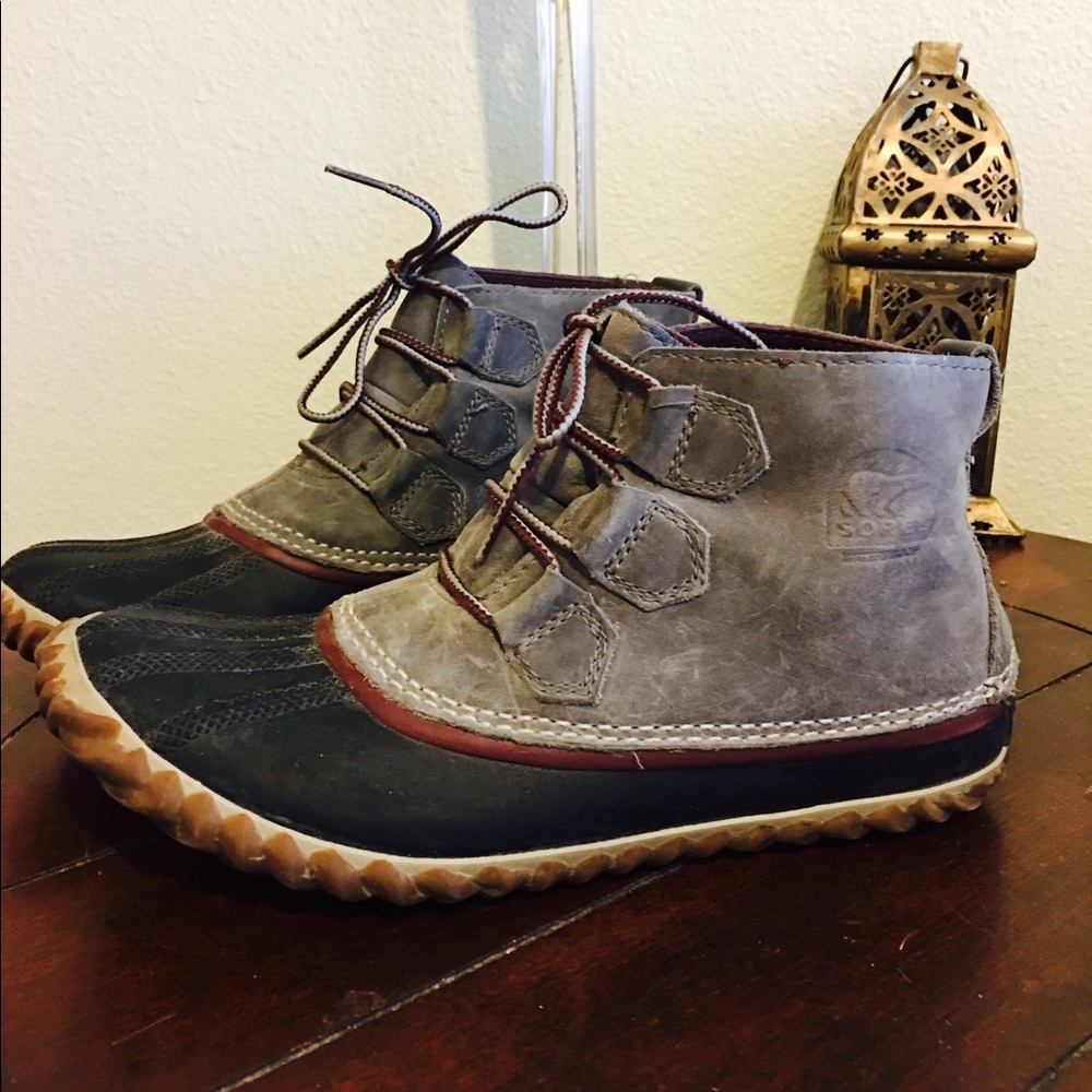 Women's leather duck boot