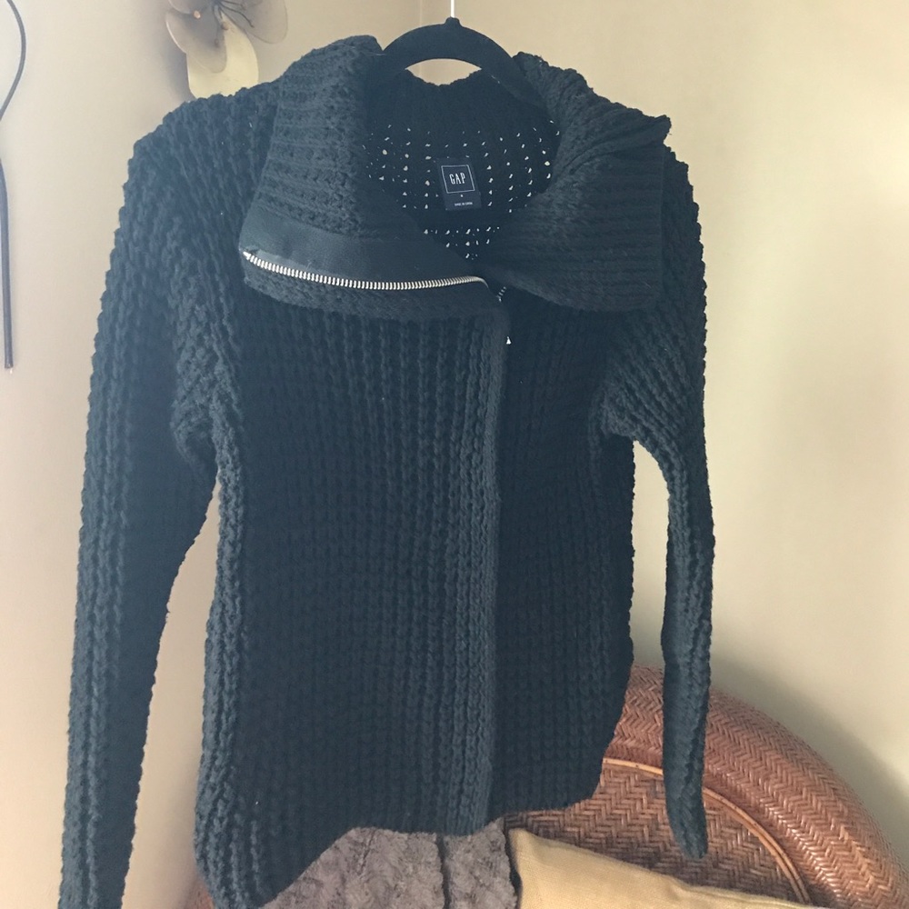 Beautiful knit zip up sweater