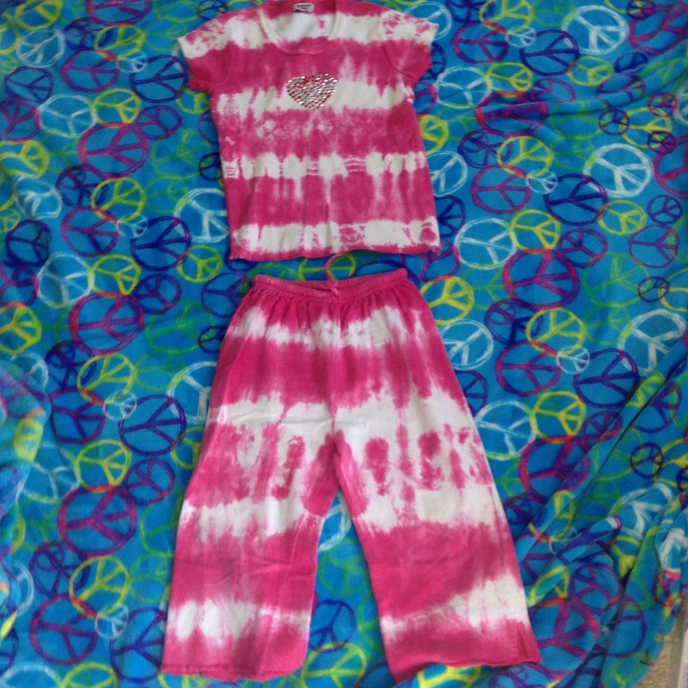 Girls Shirt and Capris by 2Dye4!