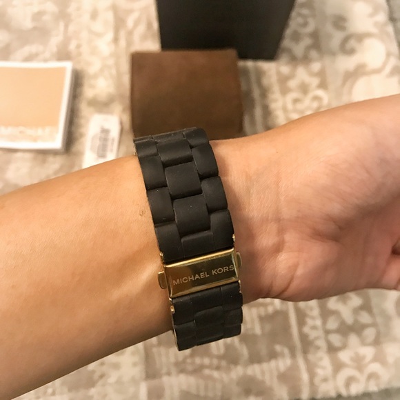 Michael Kors Watch worn only once- Practically new - Picture 6 of 8