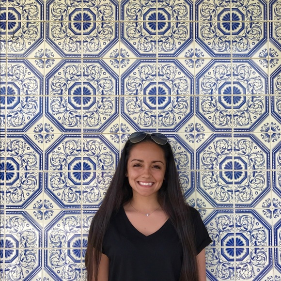 Meet your Posher, Monica - Picture 2 of 3