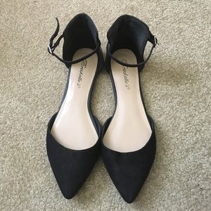 Shoe flat with straps