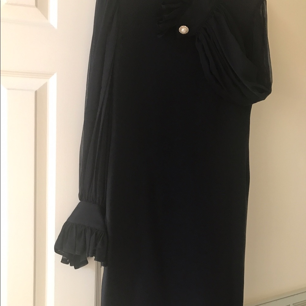 Anne Klein Chiffon size 6Black pearl button sleeve