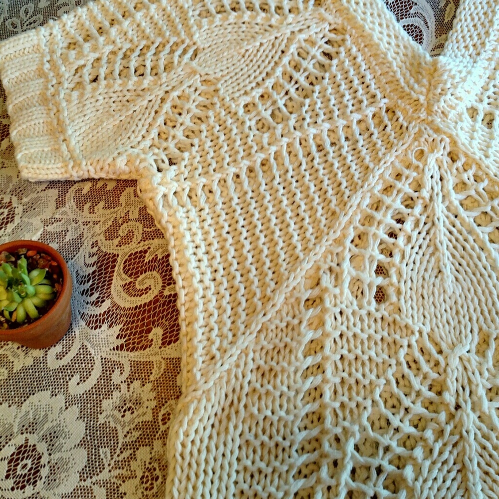 Old Navy Crocheted SP V Neck Cream SS Top - Picture 2 of 6