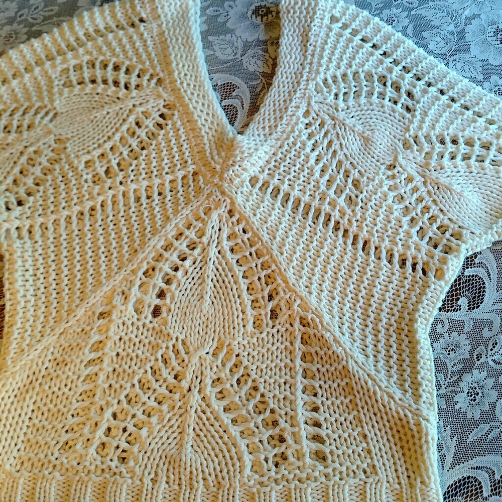 Old Navy Crocheted SP V Neck Cream SS Top