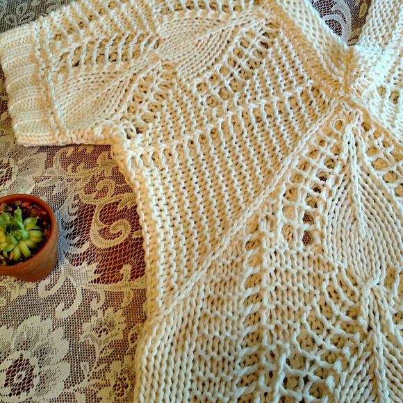 Old Navy Crocheted SP V Neck Cream SS Top - Picture 2 of 6