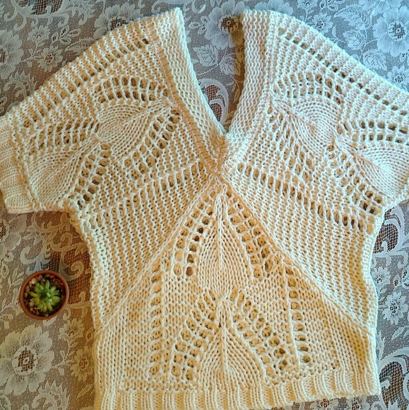 Old Navy Crocheted SP V Neck Cream SS Top - Picture 3 of 6