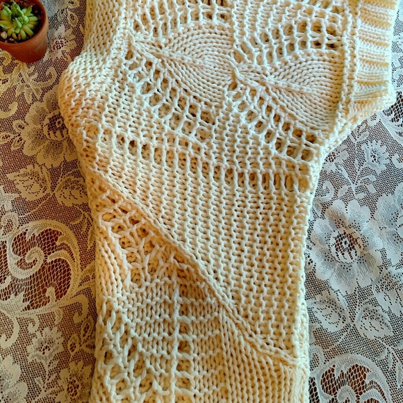 Old Navy Crocheted SP V Neck Cream SS Top - Picture 5 of 6