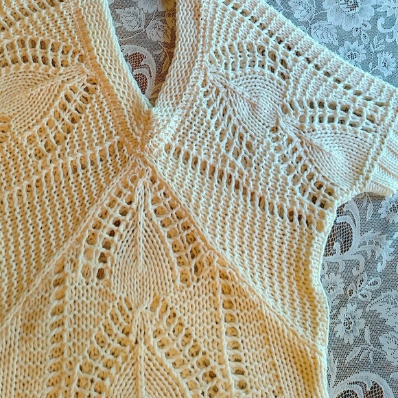 Old Navy Crocheted SP V Neck Cream SS Top - Picture 4 of 6