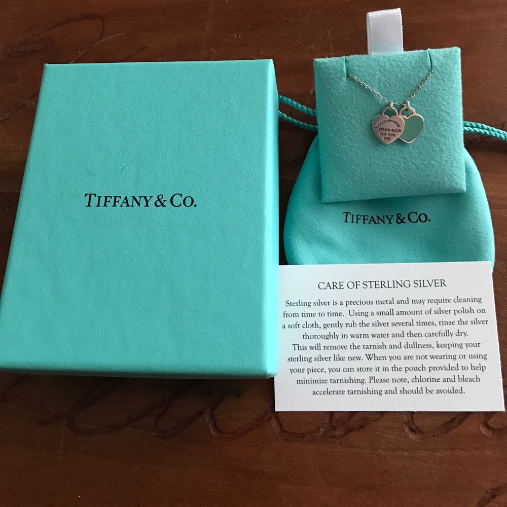 Tiffany necklace likenew with all original packing