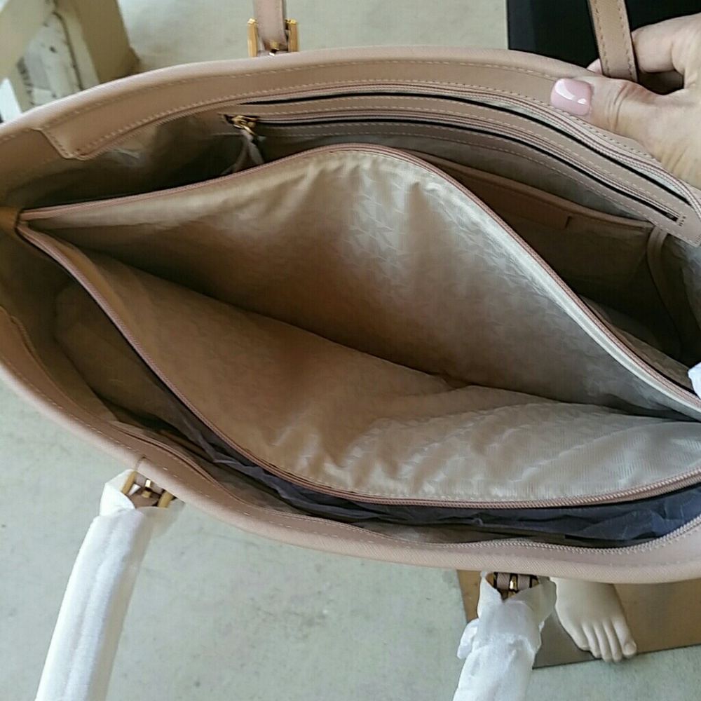 Michael Kors jet set tote bag(sold)locally - Picture 3 of 4