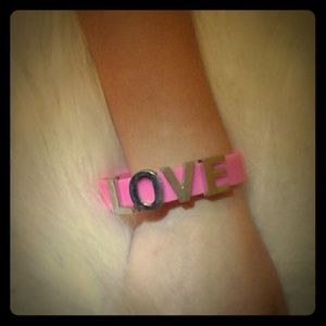 CUTE girls justice hot pink rubber LOVE bracelet!