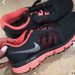 Nike women's sneaker size 8