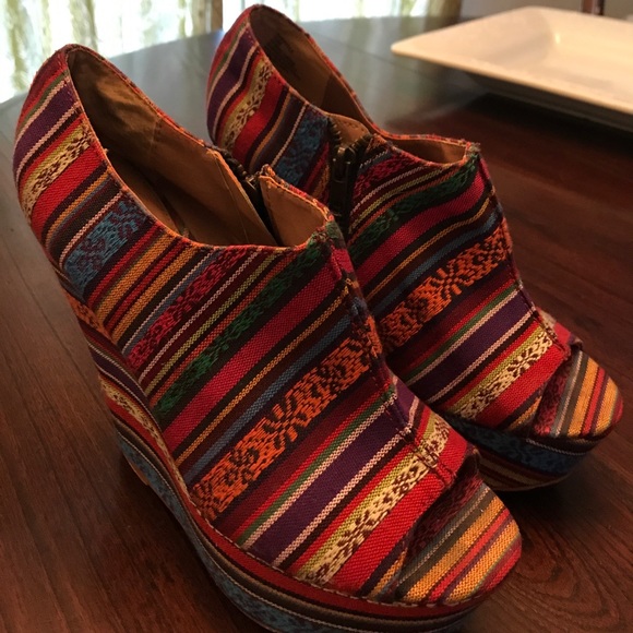 Steve Madden Shoes - STEVE MADDEN SERAPE PLATFORM 7 1/2 zipper works