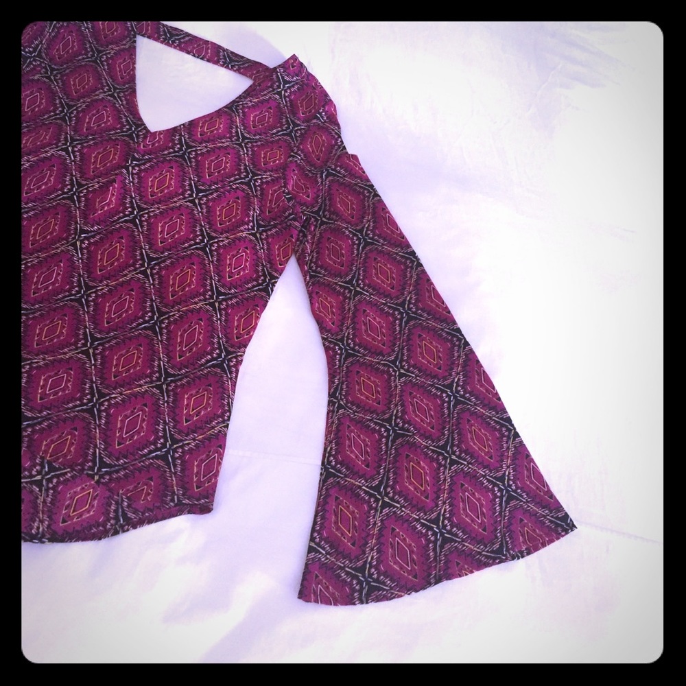 Beautiful v-neck Boutique women's dress shirt - Picture 2 of 3