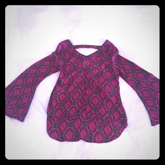 Beautiful v-neck Boutique women's dress shirt - Picture 3 of 3