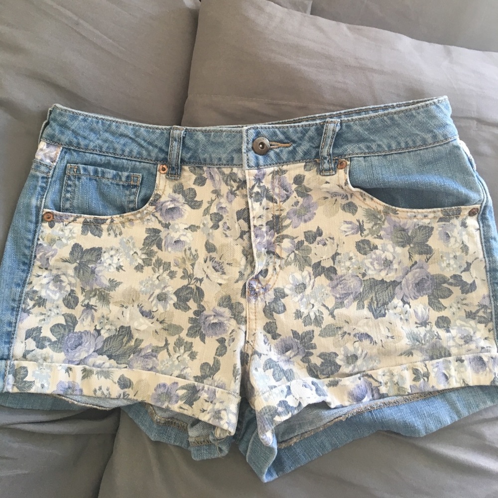 FOREVER 21 flower print jean shorts 🌸🌺🌼