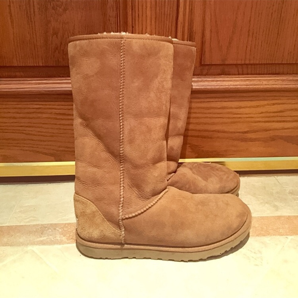 UGG boots, size 9, in the color chestnut, mid calf