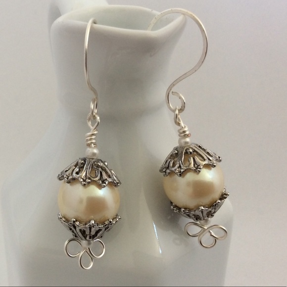 Becky Barnes Designs Jewelry - MOVED TO BOUTIQUE 💕Pearl Drop Earrings