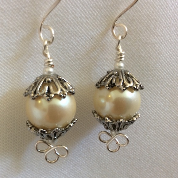 MOVED TO BOUTIQUE 💕Pearl Drop Earrings - Picture 2 of 4