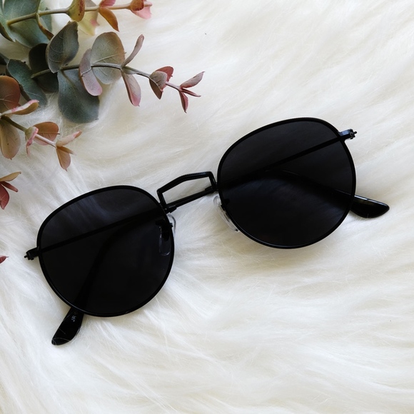 Accessories - *Last Pair* Black Classic Flat Lens Sunglasses