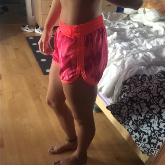 Under Armor running shorts - Picture 2 of 3