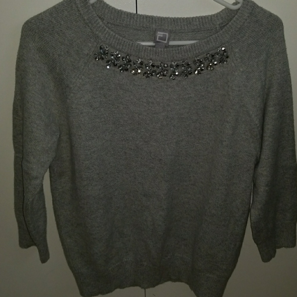 Cute grey sweater with diamonds