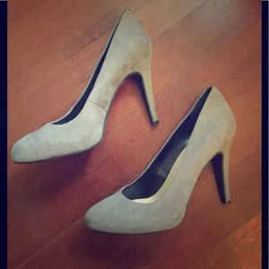 Jessica Simpson Gray Suede Pumps
