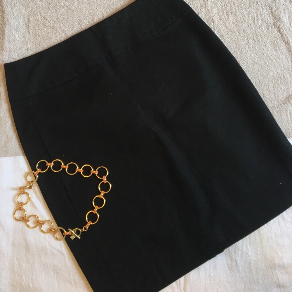 NWT. Banana Republic Factory black skirt