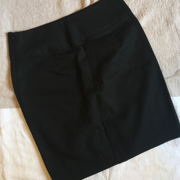NWT. Banana Republic Factory black skirt - Picture 2 of 4