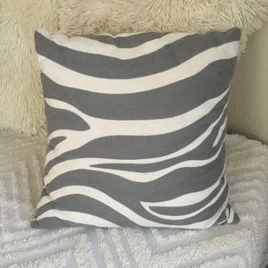 Gray/white toss pillow - 18.5" x 18.5"