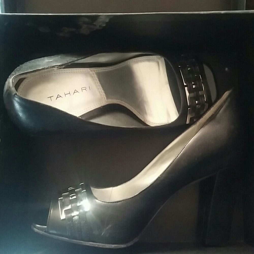 Tahari leather heel