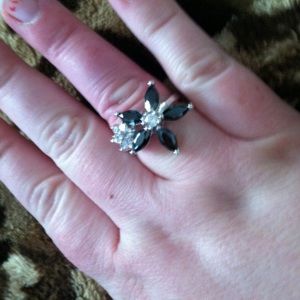 Flower ring with rhinestones