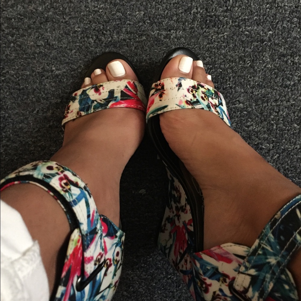 Sandals - Picture 2 of 2