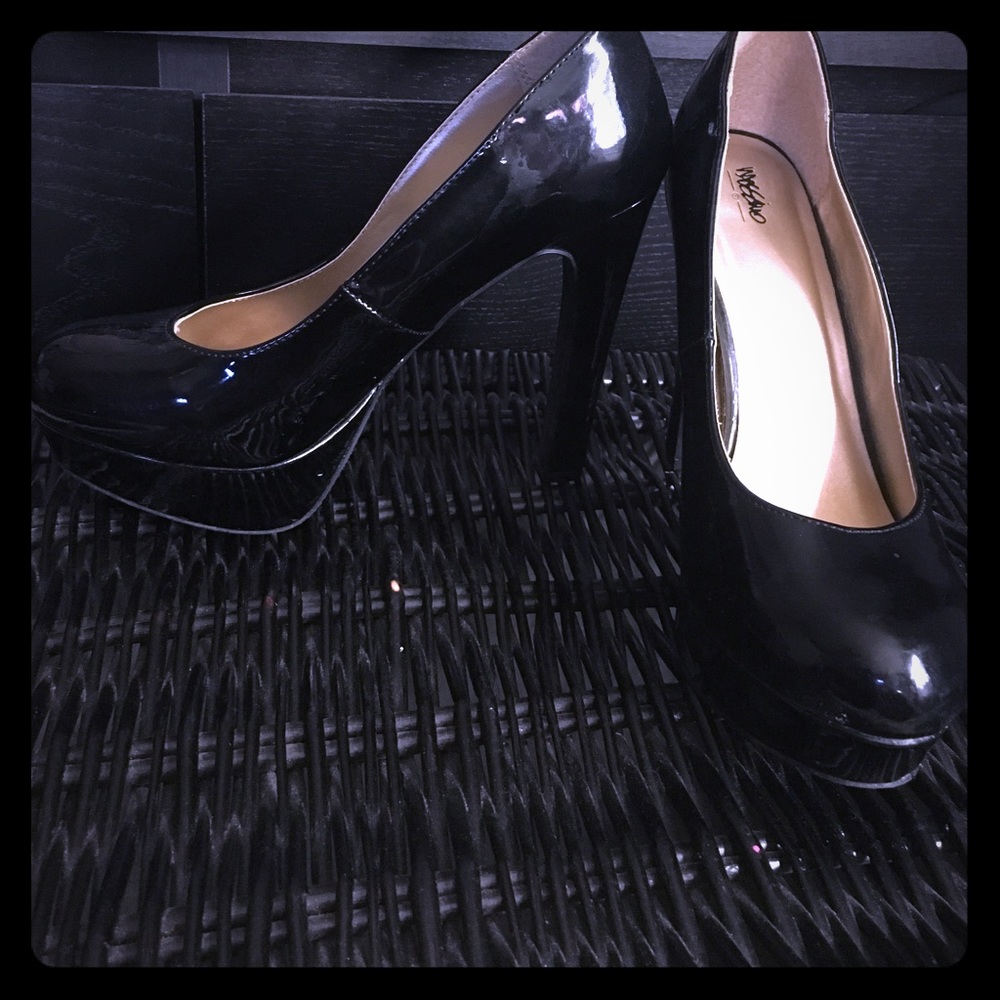 Black patent leather Mossimo pumps