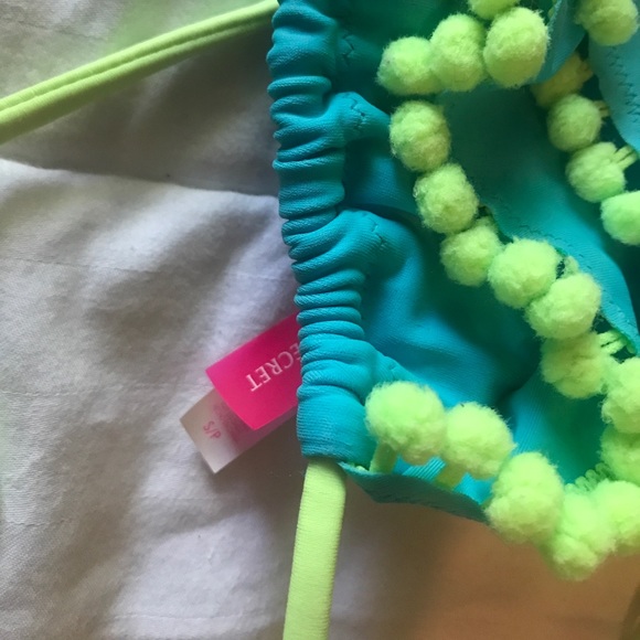 Victoria's Secret bikini - Picture 2 of 5