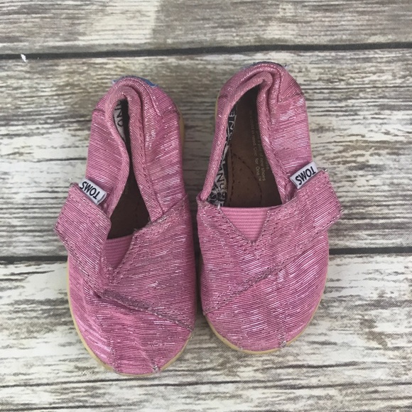 Toms Other - HP!🎉 TOMS pink sparkle canvas shoe size T 5 🎀