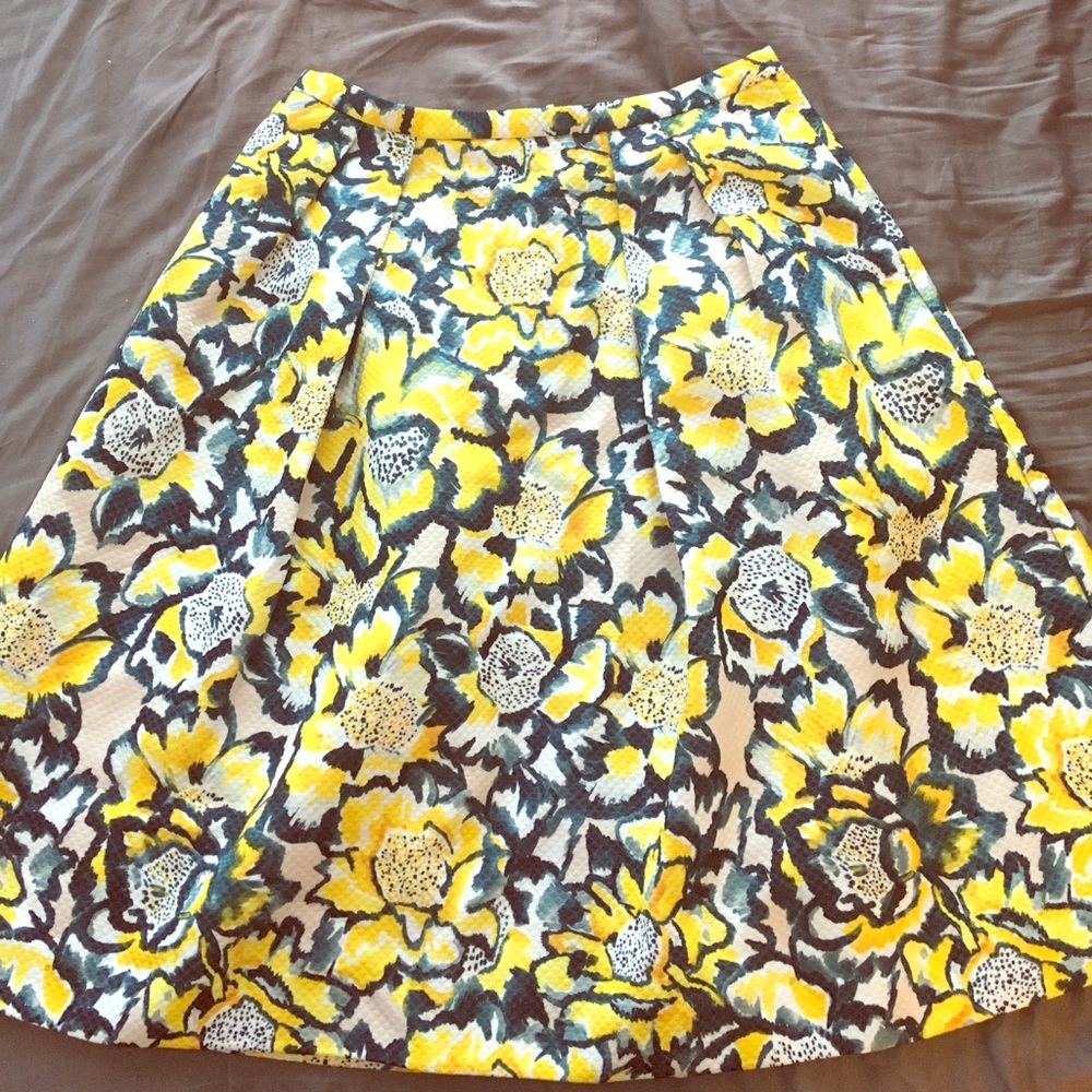 Floral skirt with pockets!