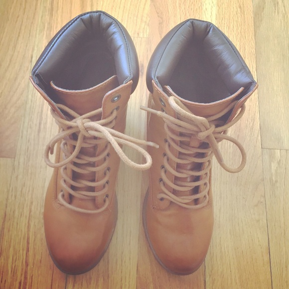 SUPER CUTE TAN BOOTIES WORN ONLY ONCE - FOREVER 21 - Picture 2 of 2